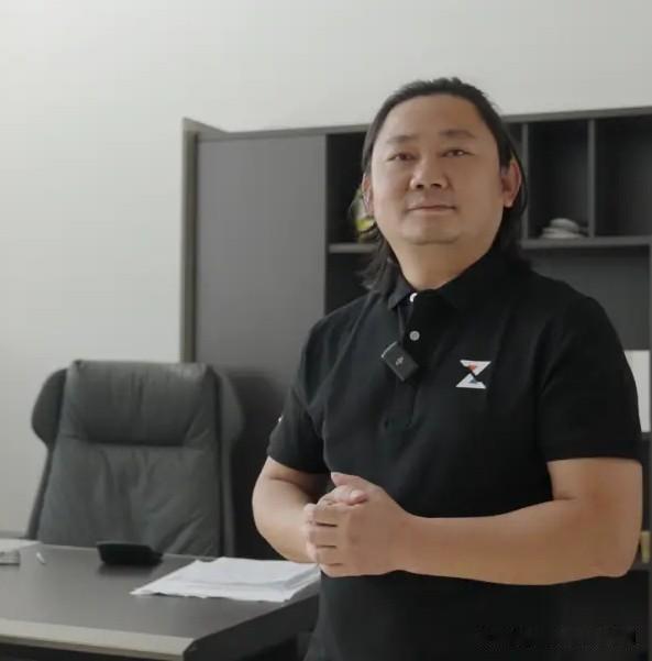 张雪本人说了，在9/19号开的重庆摩博会派发哈密瓜和葡萄，还发餐券。这事儿是真的