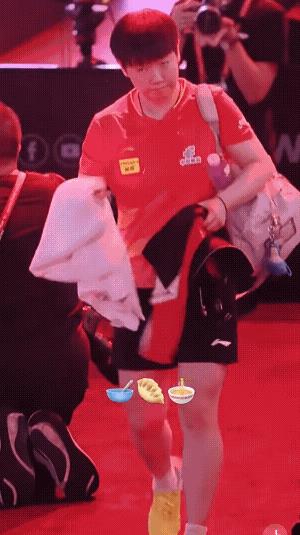 输掉比赛后的莎莎退场一路点头向观众表示感谢！多么美好的莎莎，比赛输掉了，心里一