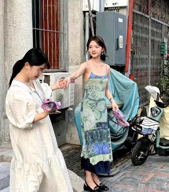 任敏远观似前凸后翘，近瞧才知看走眼，身材另有乾坤，莫被初见迷惑，真实模样别有韵味