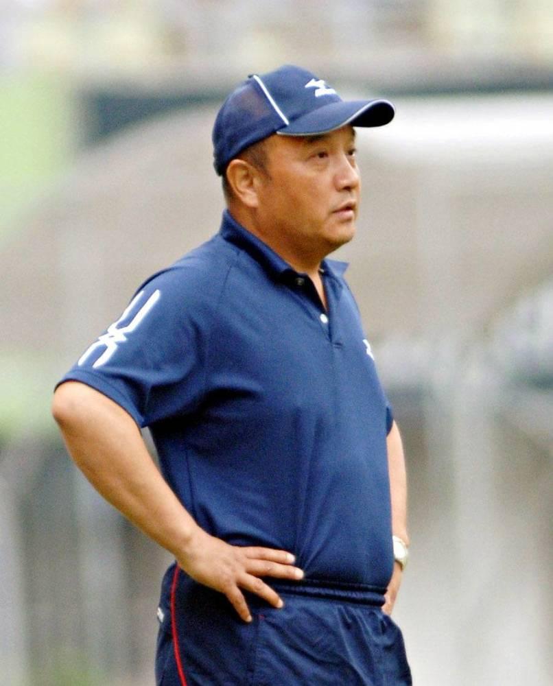 1994年，中国男子足球职业联赛第一年，殷铁生竞争上岗担任山东泰山队主帅，征战甲