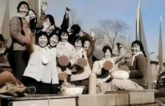 1972年，上海一对知青未婚生下孩子，老乡抱走前，妈妈亲了亲孩子，哭道：“18岁
