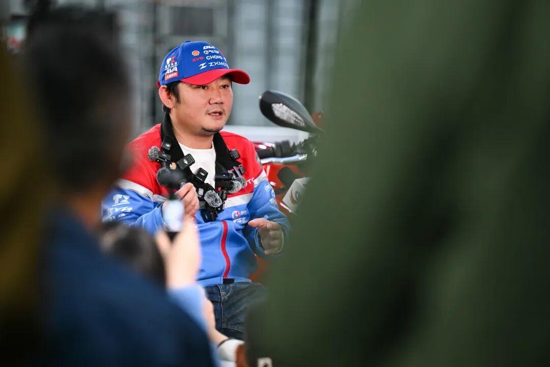 放眼全网，此刻最高兴的当属张雪。9月4日，张雪奔赴新疆，以参赛车手的身份出