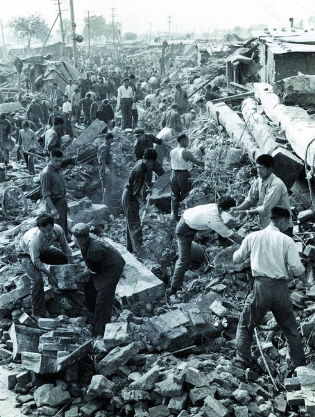 1976年，唐山大地震中，一座看守所倒塌，200多名囚犯跑出来，然而他们没有选择