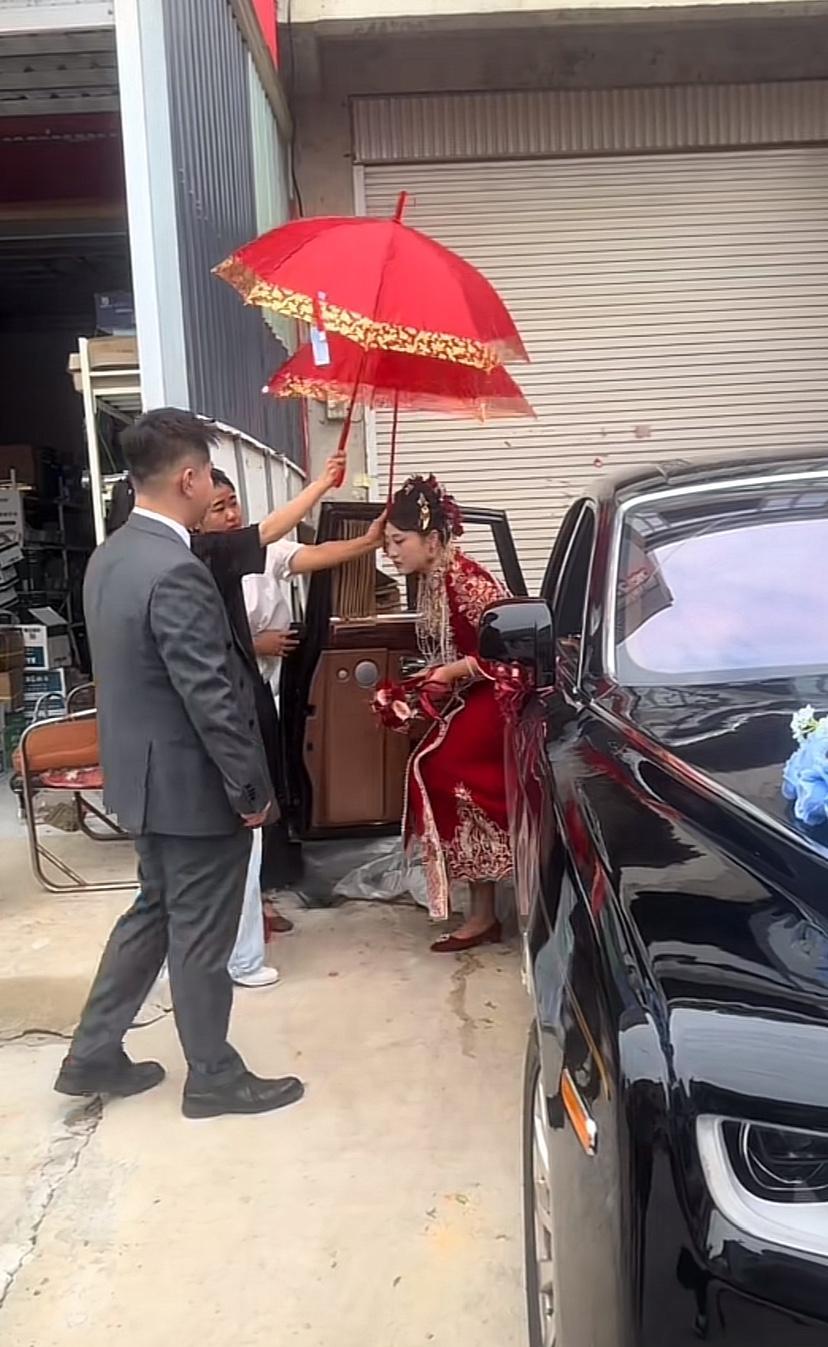 新娘下车那一刻就看出新郎的为人。