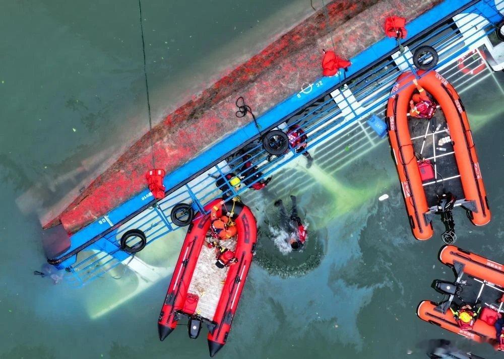 【贵州游船倾覆事故致10人死亡】贵州游船倾覆最后一名失联人员被找到据新华社报道