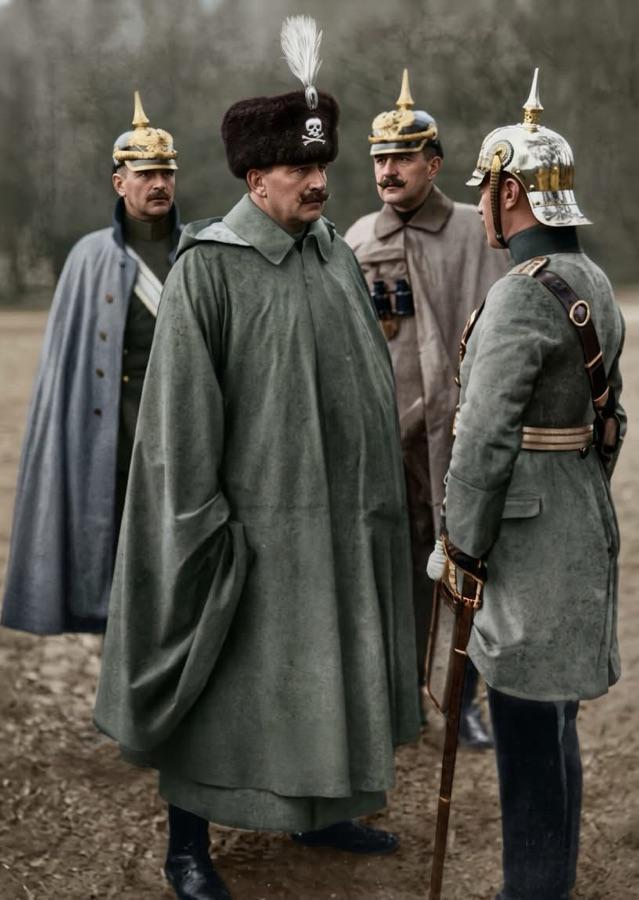 ‌看图回答问题，图中德军士兵头盔上的尖尖到底起到了什么作用？该照片应该是拍摄于