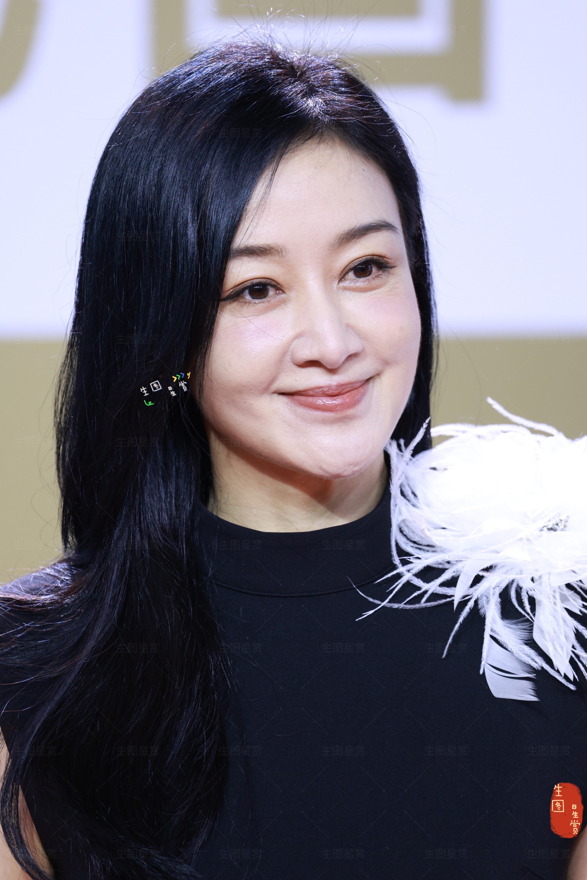 是钟小艾哎💋赵子琪新时代电视节红毯生图掉落