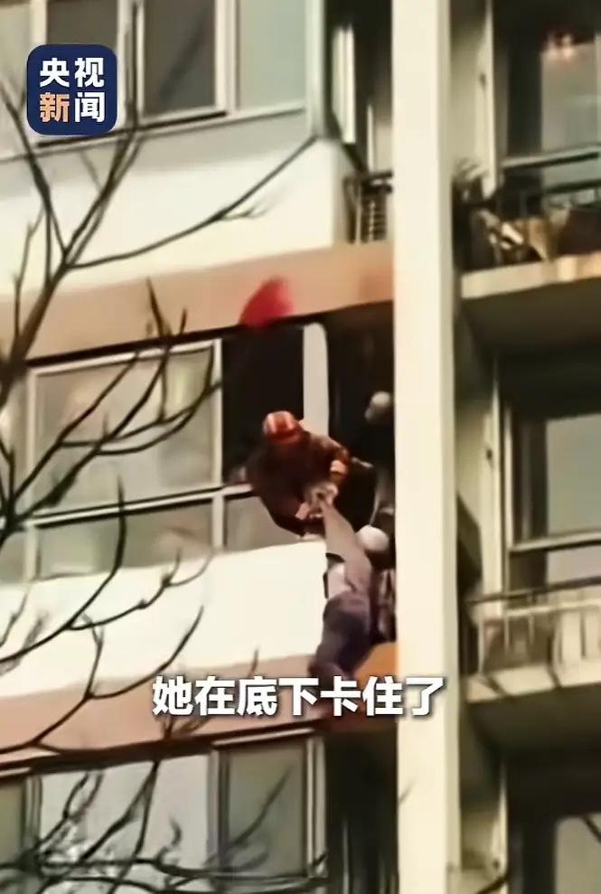 “看哭了！”2月25日，天津，一奶奶身患重病，为了不拖累老伴，竟直接从9楼阳台跳