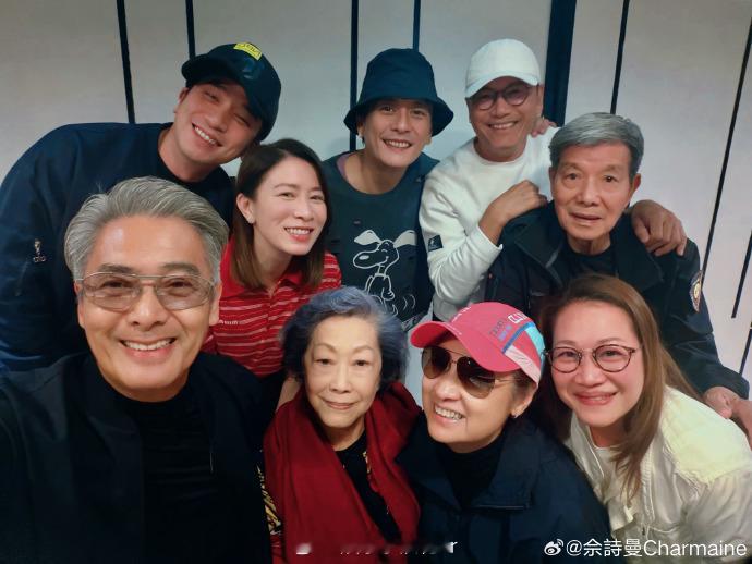 佘诗曼晒与周润发自拍周润发佘诗曼黄宗泽吴卓羲新年合照佘诗曼晒与周润发合照，分享