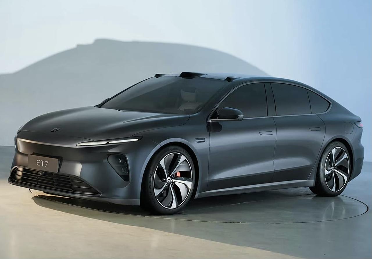 新款享界S9和蔚来ET7谁更帅，这还真不好说。享界S9前脸矩阵式大灯配贯穿式灯