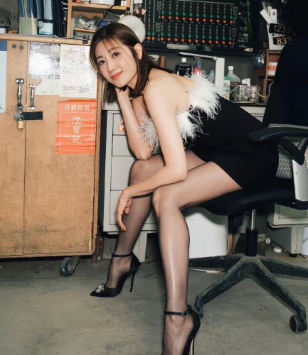 这一位女明星很好看很漂亮，穿衣打扮精致，发型短干精练，五官细致，一双笔直修长的大