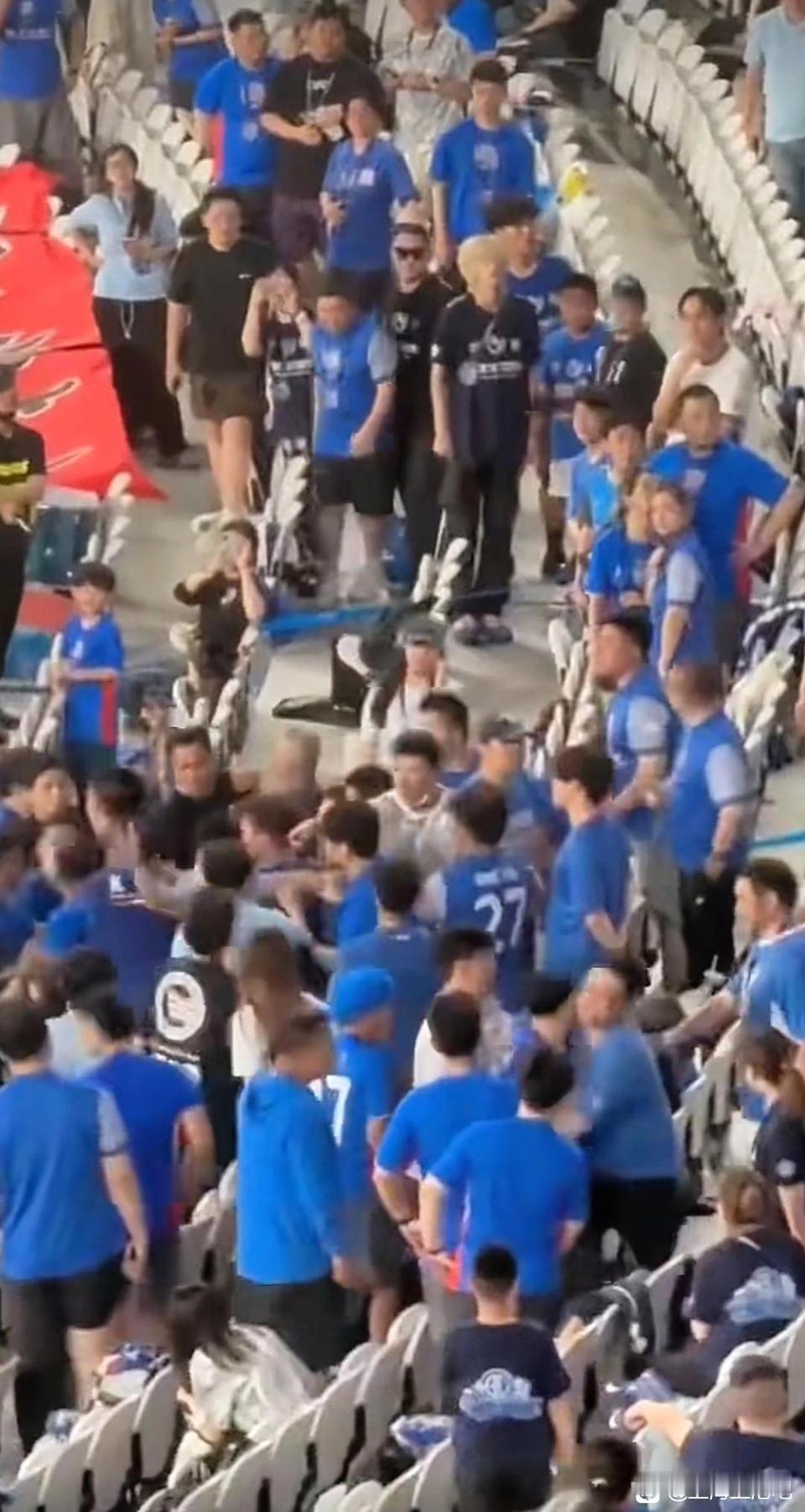 上海申花在主场领先两球的情况下被保级球队武汉三镇扳平，球员感到沮丧，而球迷也在看