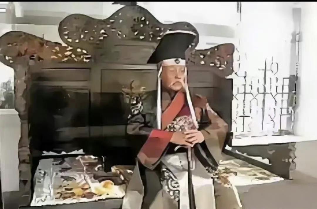 1916年袁世凯登基称帝真实影像，穿龙袍坐龙椅接受朝拜​​​