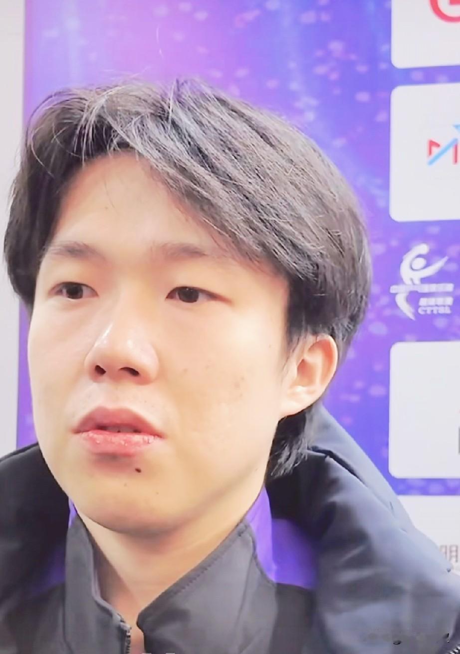 面对网友质疑，王楚钦大气替教练解围！昨天山东魏桥对战上海地产的时候，还没好