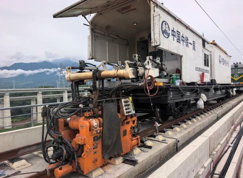 6月20日，随着最后一对钢轨的锁定焊完成，昌九高铁正线焊轨和应力放散全部收官。这