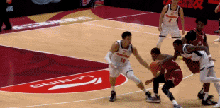 小冲突！广东男篮对阵浙江男篮的比赛第三节还剩一分钟时，广东外援萨姆纳从身后抢断对