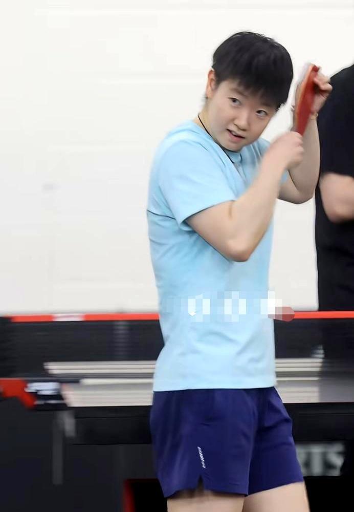 你敢信？孙颖莎跟邱贻可不练球，凑耳朵听球拍声响邱贻可指尖轻敲拍面中上位置，