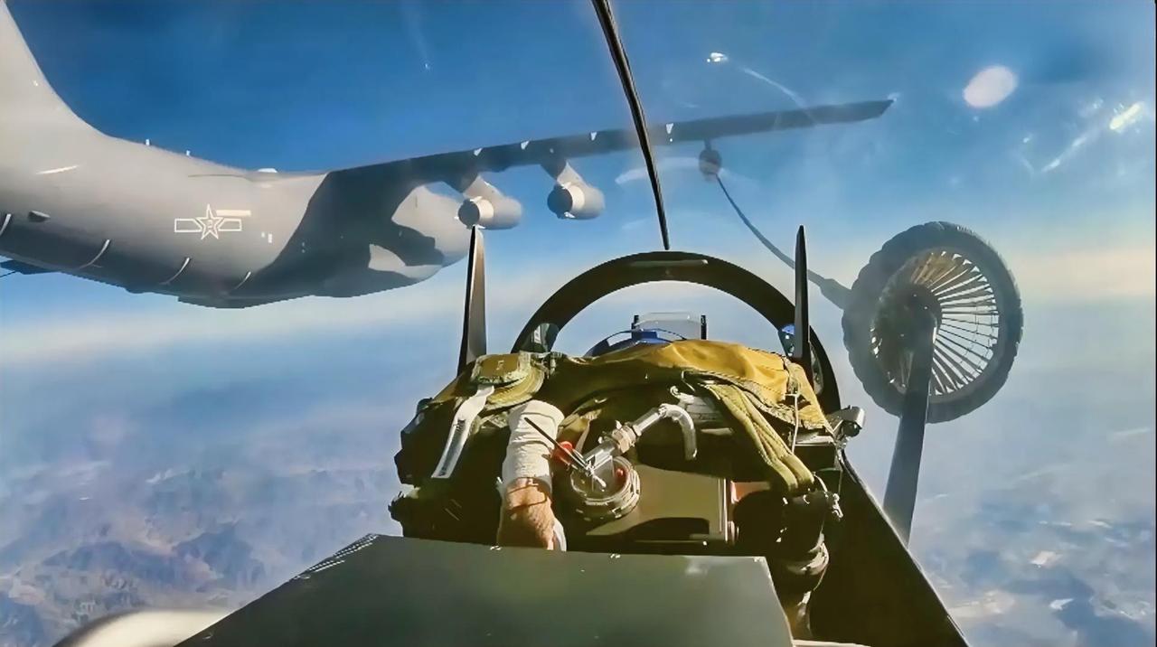 这张照片是歼-10飞行员视角下的空中加油，与运油-20加油机进行空中软管加油的场