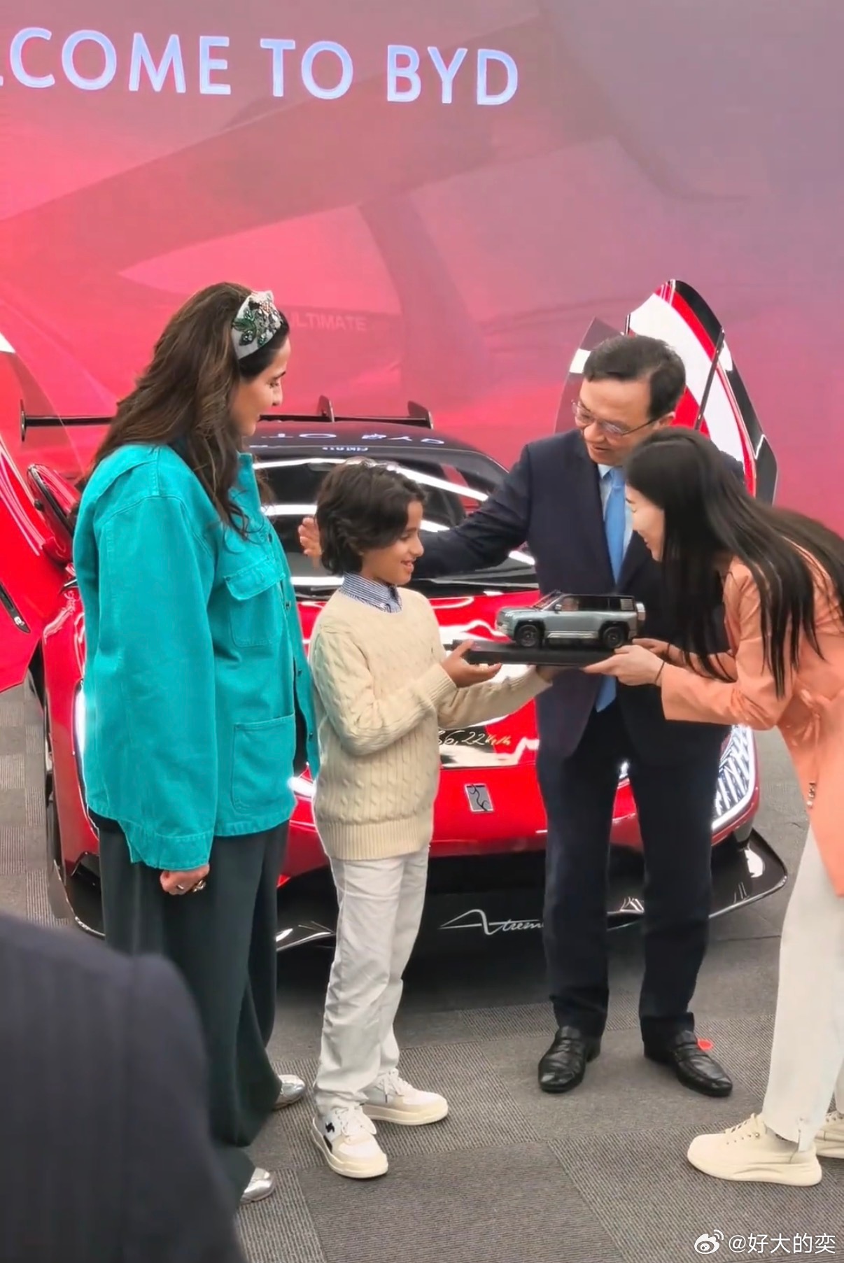 世界的排面，开始反方向转动。感觉比亚迪最近这几件事，真的一点一点在打某些人的脸。