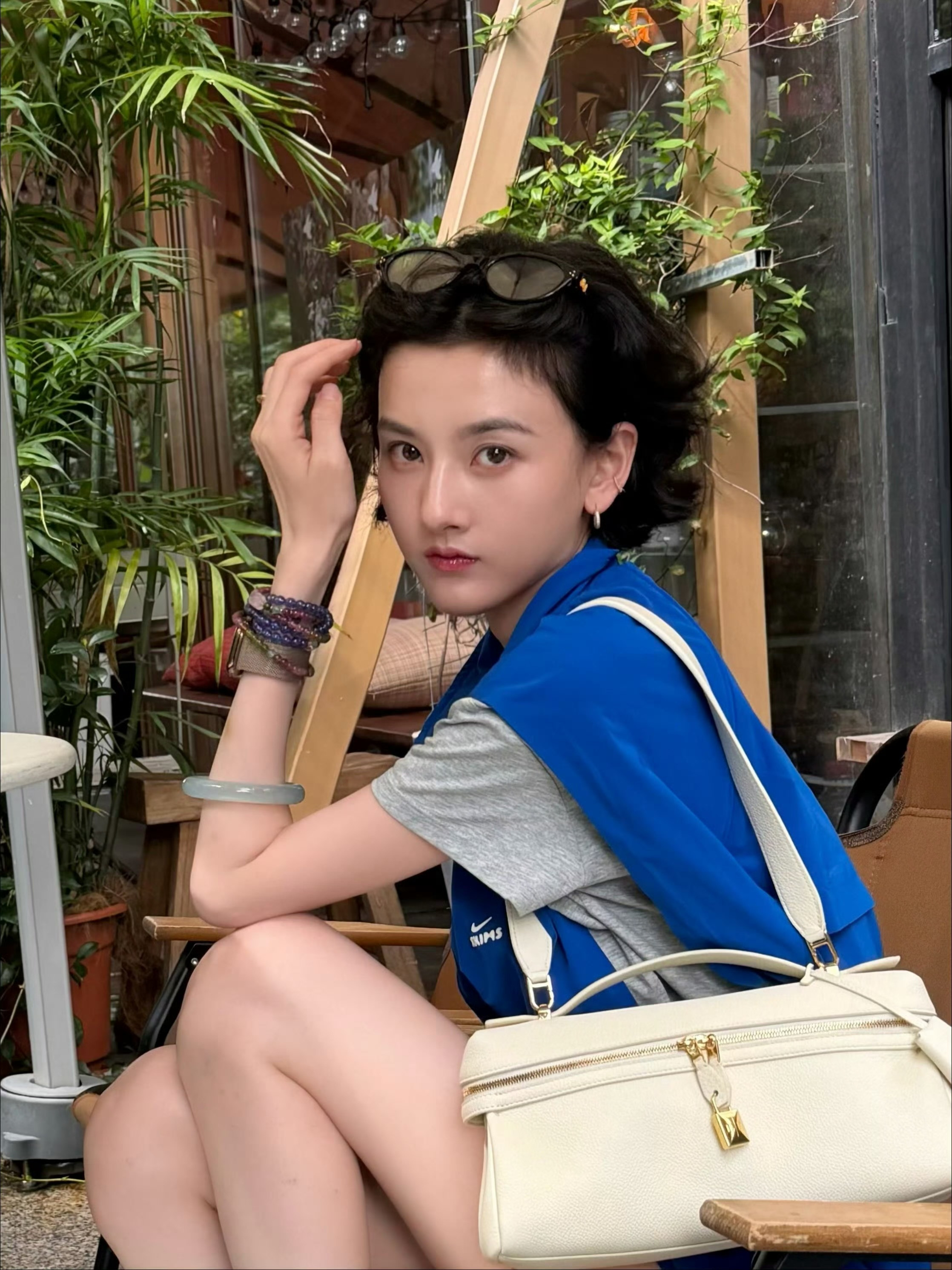宋祖儿短发完全真人芭比，太显骨相优越了。​​​