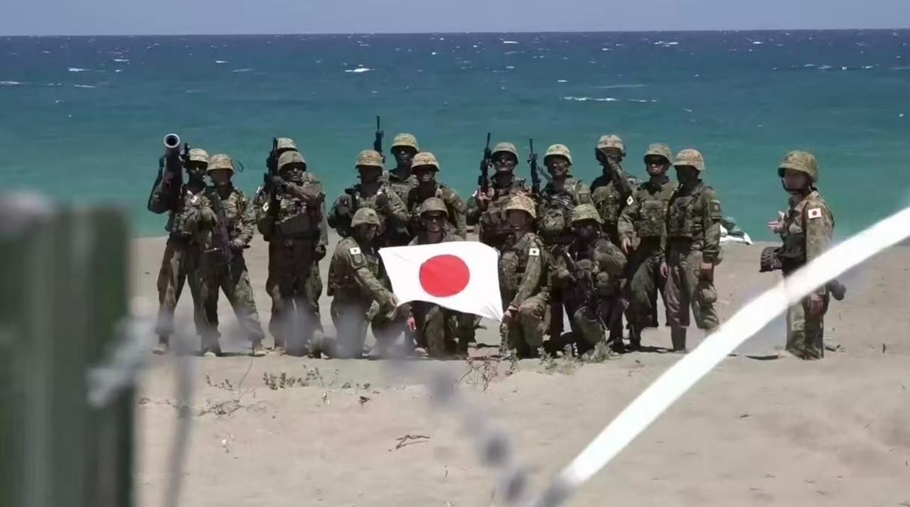 打飞了！日本在菲律宾发射的2枚88式岸舰导弹，只有一枚命中日本自卫队参加“肩