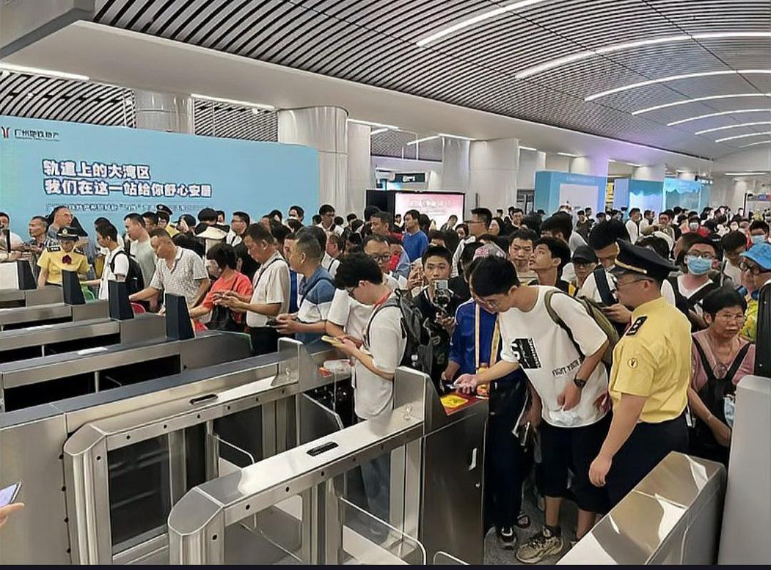 中国最长的跨市地铁即将通车，将如何重塑大湾区交通格局？东莞地铁1号线正式开通，