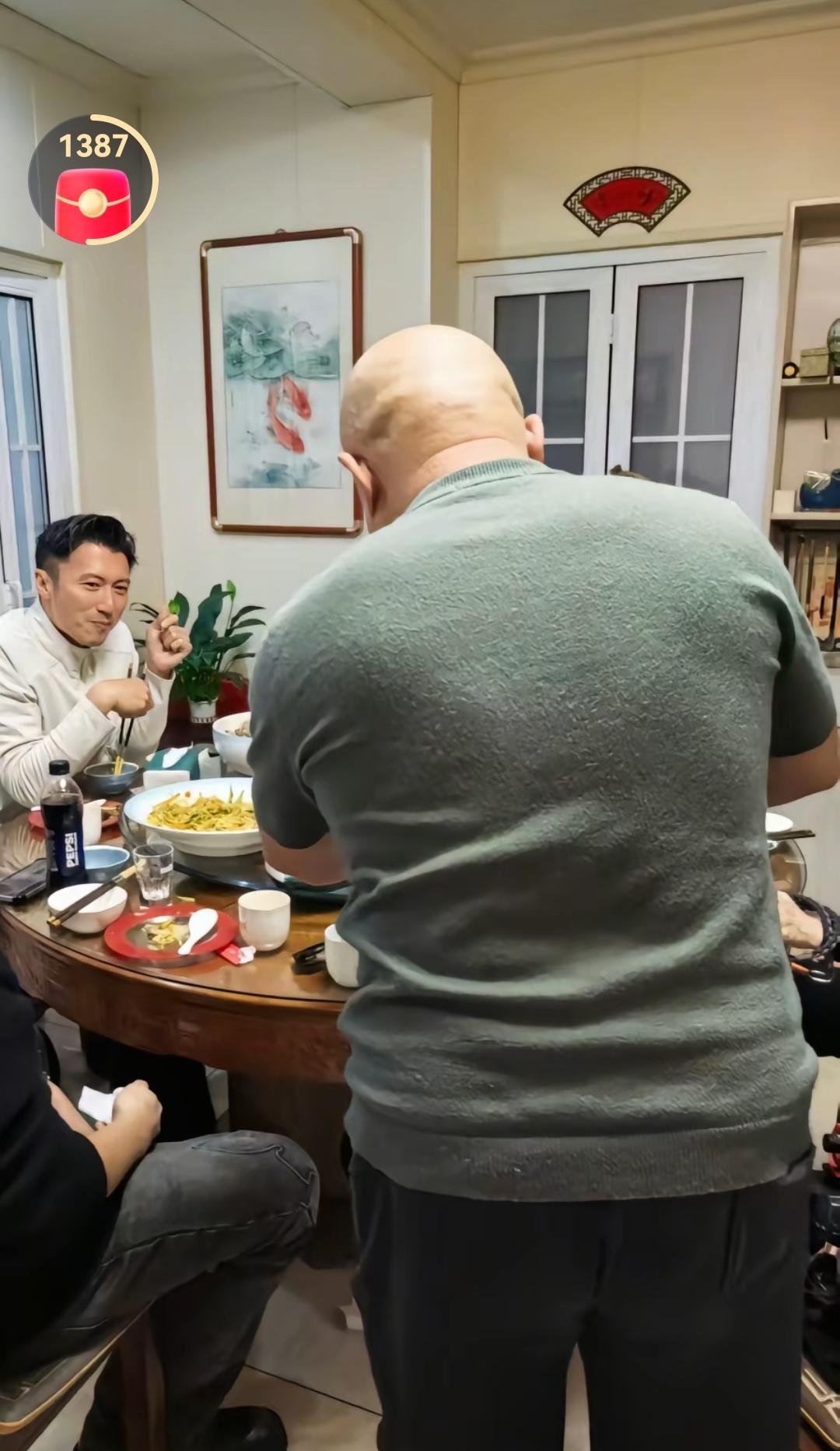 谢霆锋去了哈尔滨去品尝当地的美食了，这次参加旅游大会的同时，不忘去打卡美食店。