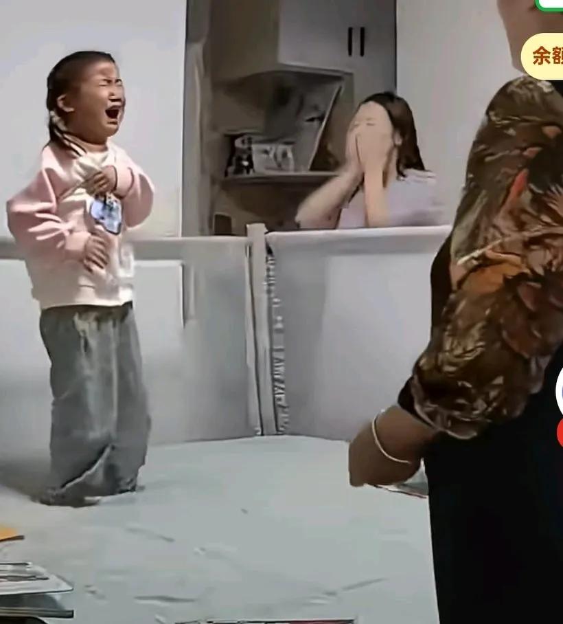 姐弟俩一起玩耍，弟弟咬了姐姐，姐姐大哭着喊着它咬我，妈妈在旁边自己搓护肤品，奶