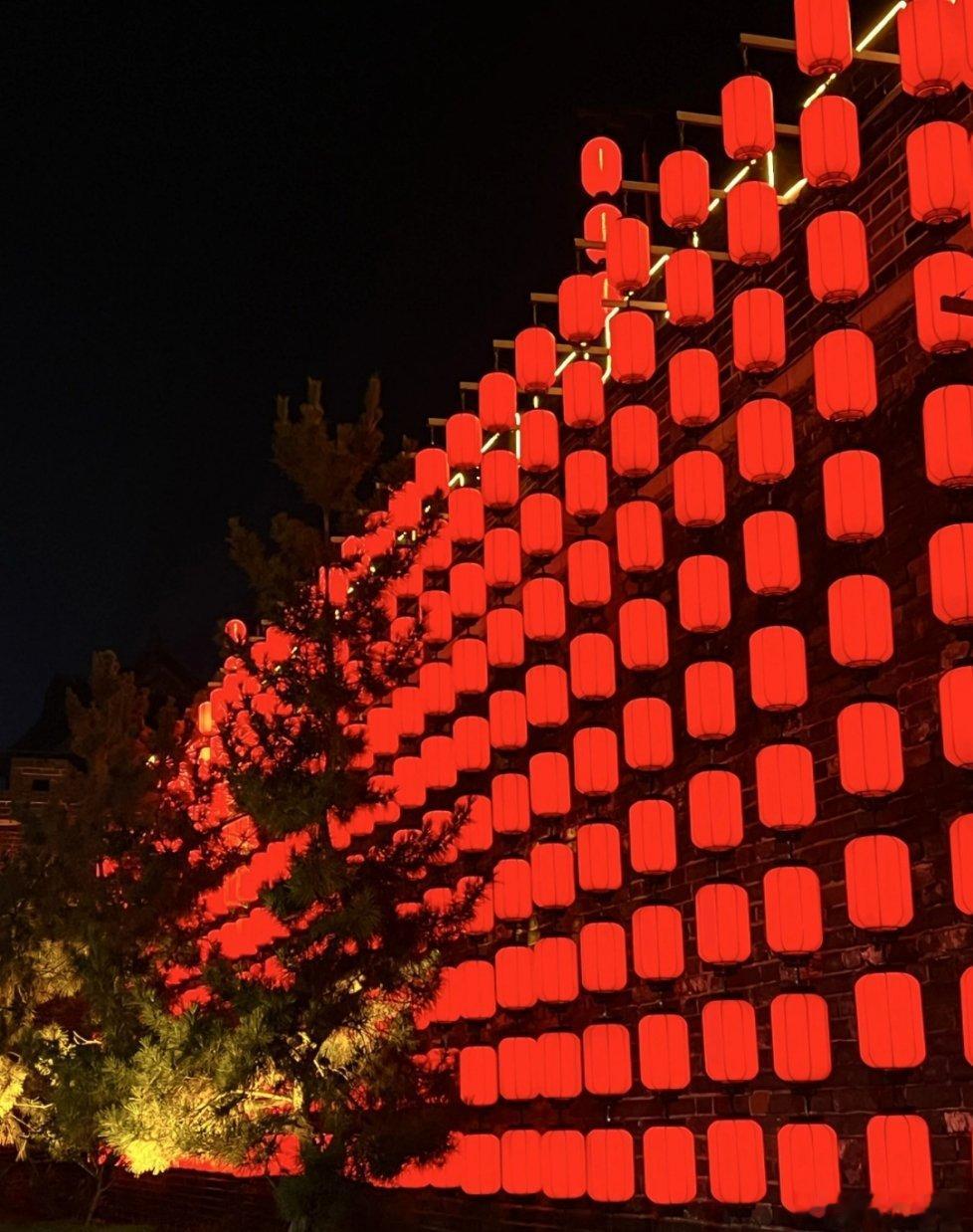 李世民打仗和李靖比还是缺乏一些智谋和技巧。李世民打仗第一是猛，经常是身先士卒，亲