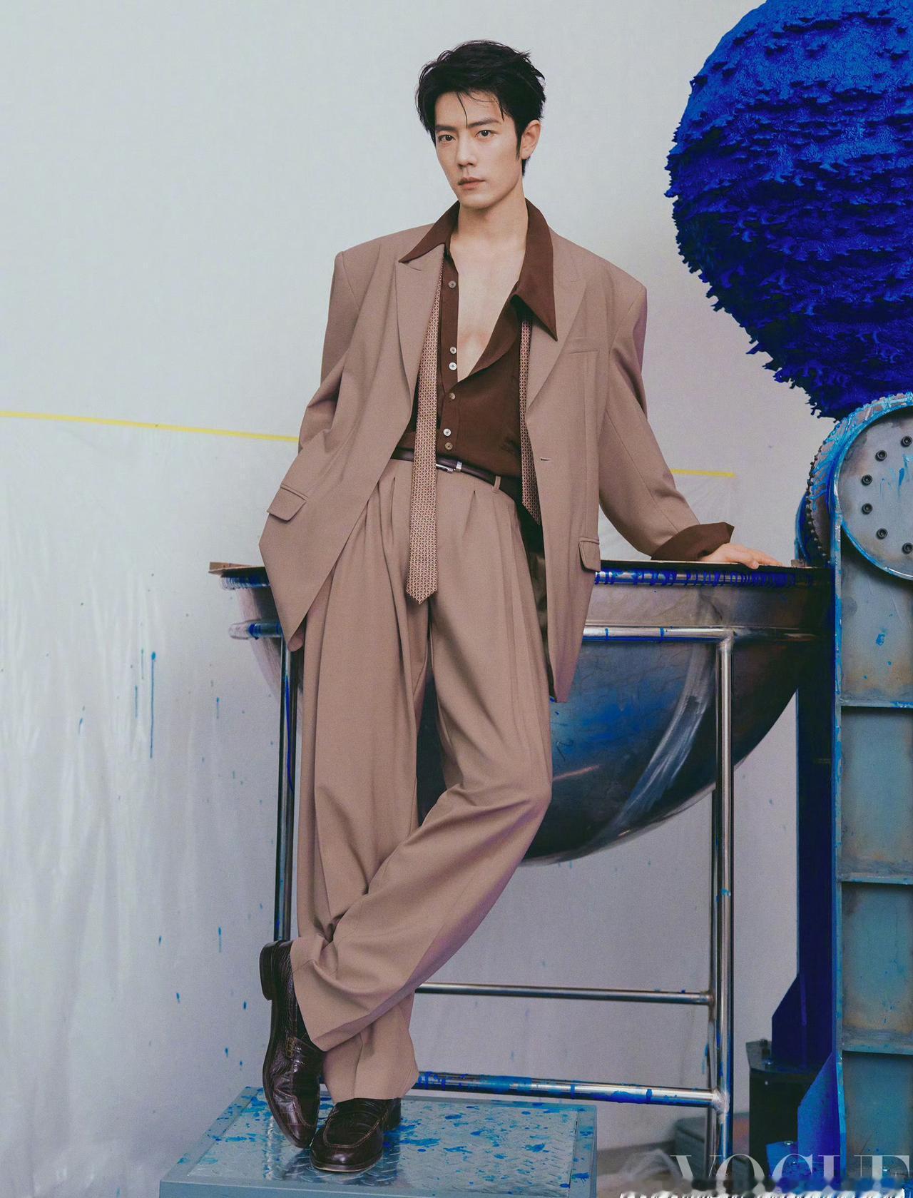 快门定格刹那惊鸿，时光打磨人格底色。VOGUE大片之中，@肖战以松弛通透的姿态