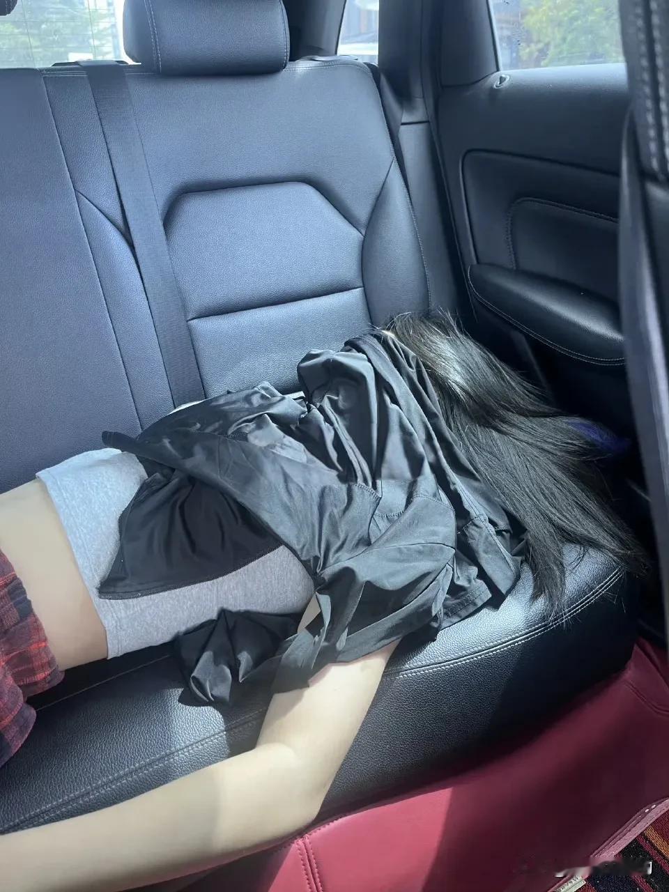 我该不该叫醒她这样的奇葩乘客网约车司机的无奈只能停在路边等她醒来