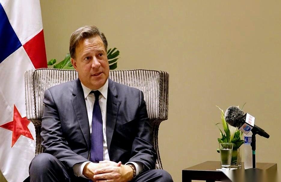 不到24小时，脸变得比翻书还快。昨天还梗着脖子喊“主权不容谈判”，今天就满脸堆