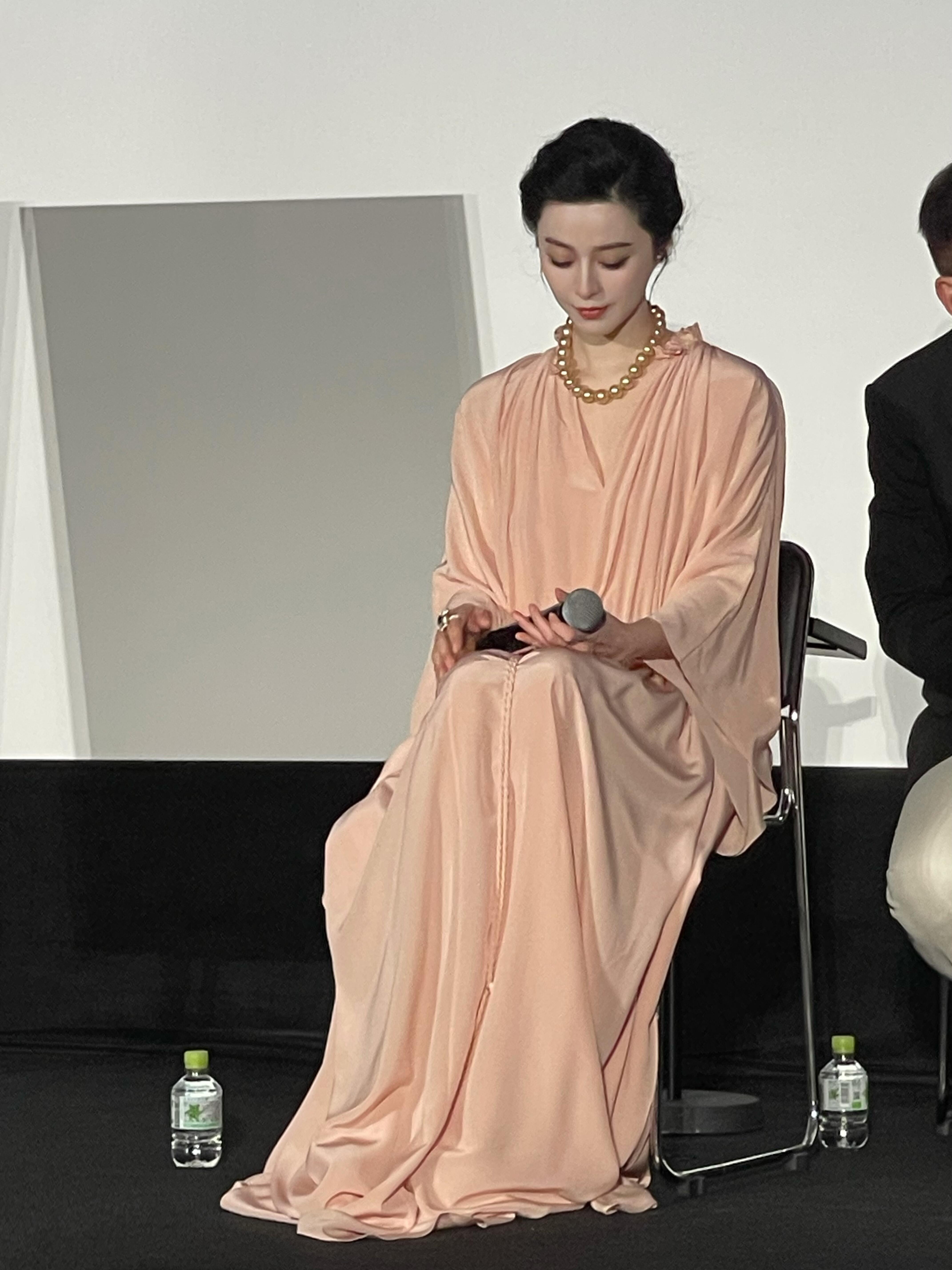 最新的冰冰，真的带着神性的美！​​​