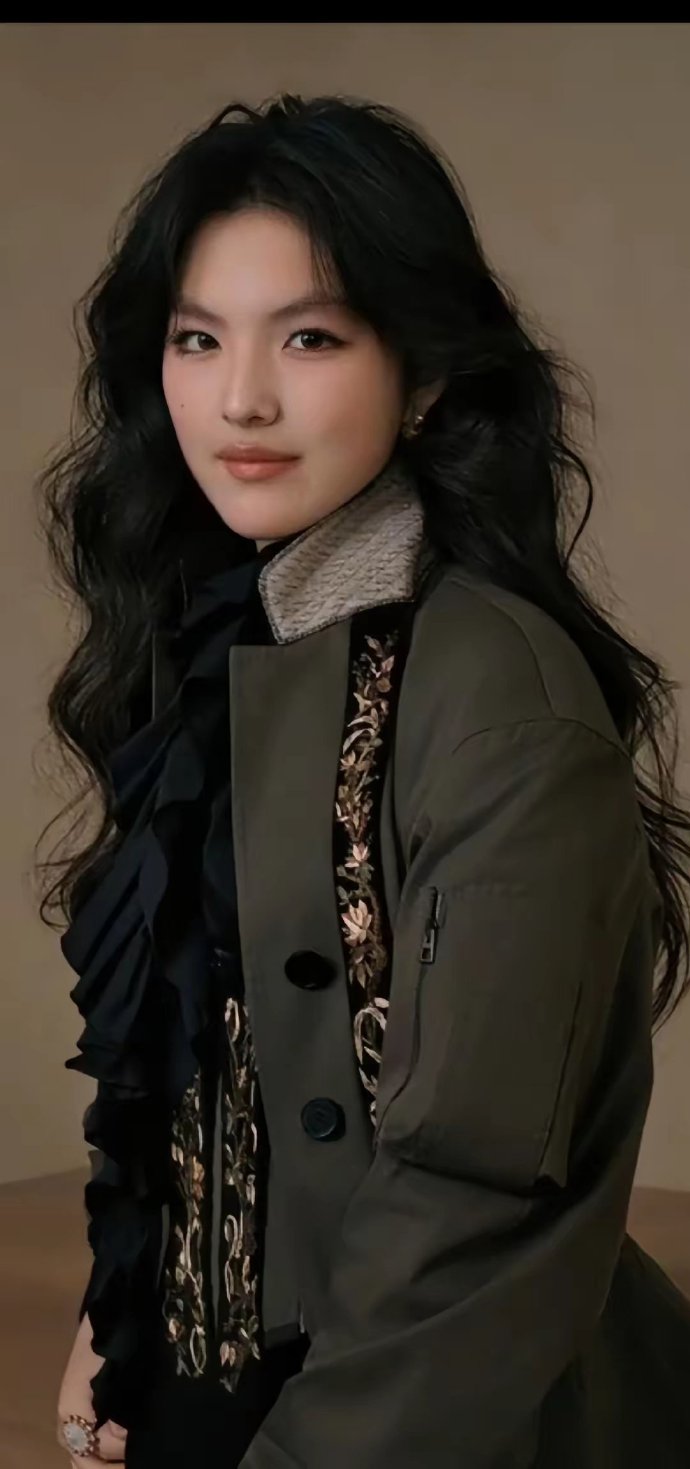 别盯着王诗龄的脸了。她身上真正值钱的东西，你根本看不见。她的优势不是五官，是