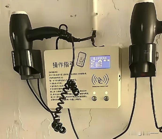 9月，这个岳阳县二中火了。原因是学校的女生宿舍不安装插座，每个宿舍外面有一个收费