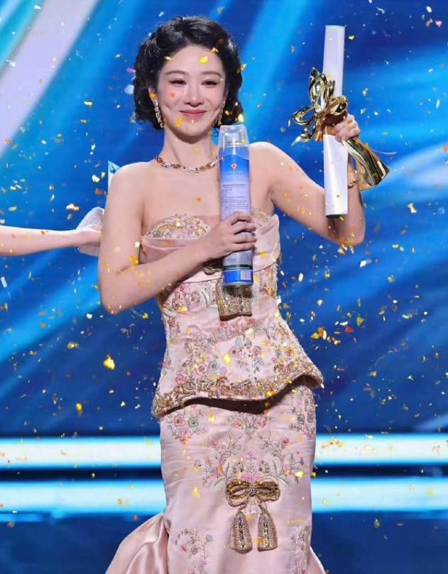 杨紫拿奖运挺好！如果杨紫的白玉兰撞上的是宋佳的《山花烂漫时》，估计也得输，但是