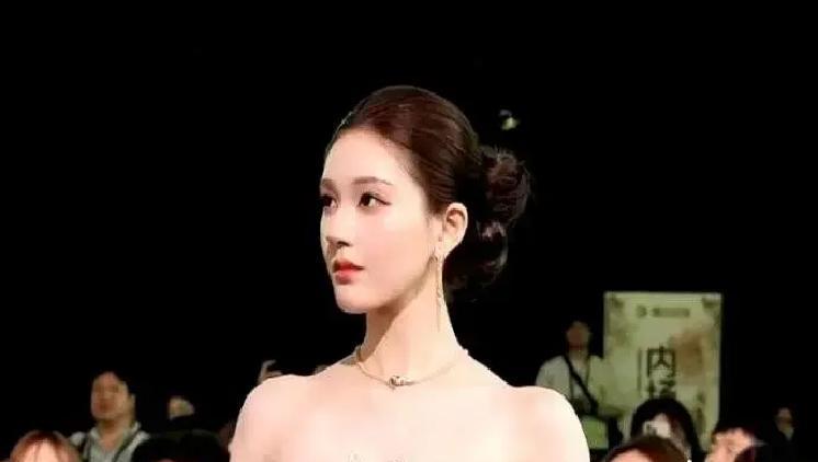 别再心疼老戏骨没戏拍了。他们输掉的不是演技，是一道算术题。赵露思用《偷偷藏不