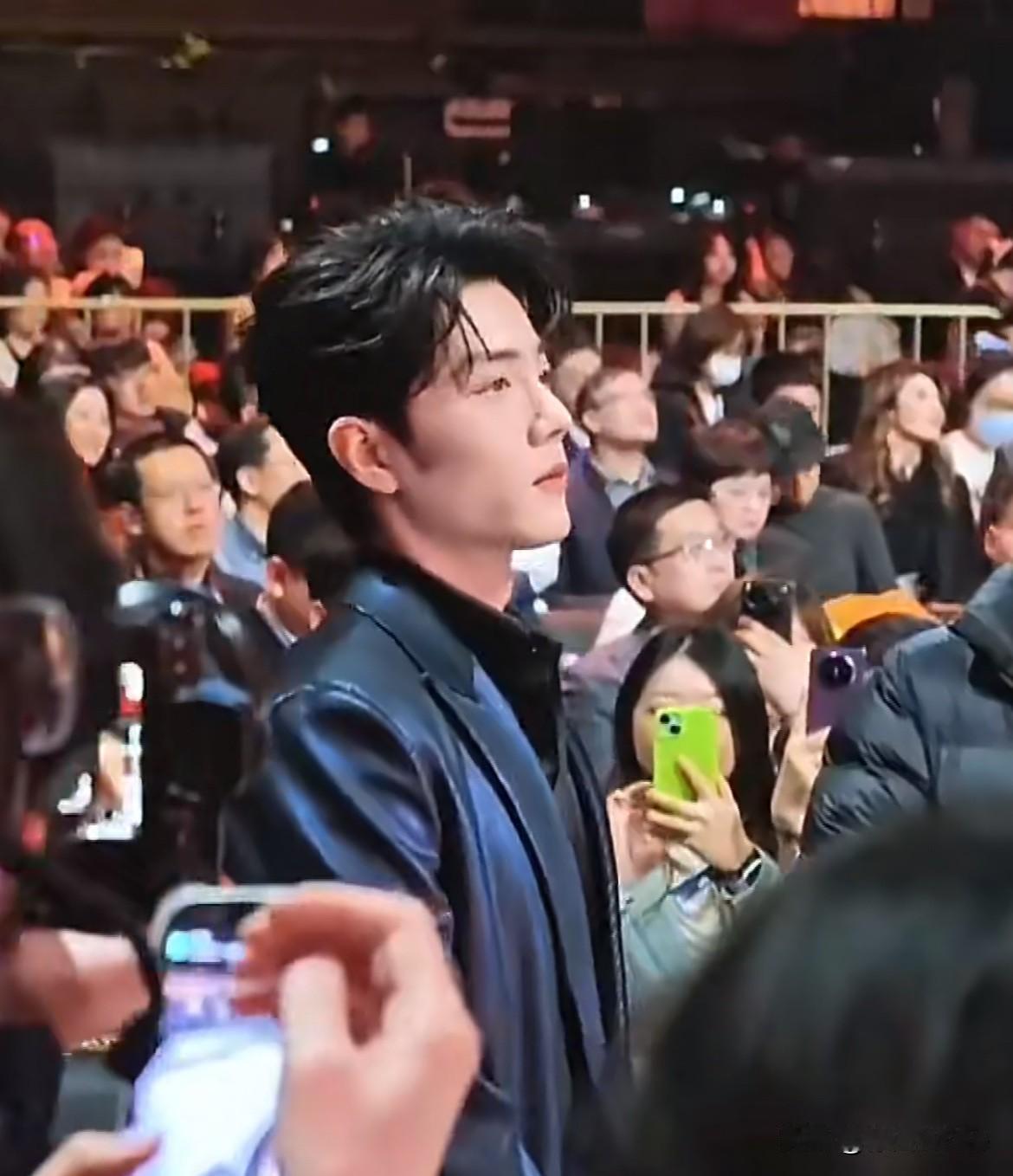 2月6日，肖战🧣之夜领奖前候场！肖战低头认真听工作人员跟他讲流程，一旁场控都