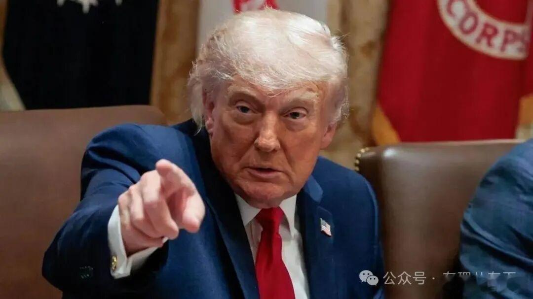 白宫沦为带货直播间？55美元爱国帽翻车谁能想象，一个国家最高规格的内阁会议，不谈