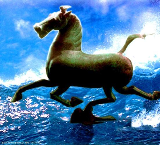 我的创意下联可以是：1、马踏飞云辞旧岁🤛春携瑞气启新程‌。2、马踏飞云