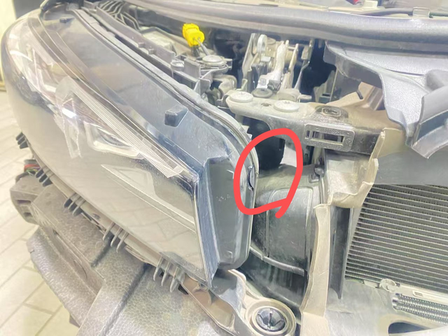 兄弟们追尾碰了这块要换吗前两天在高架被后车追尾导致前灯缺了一块，刚开始是保险公