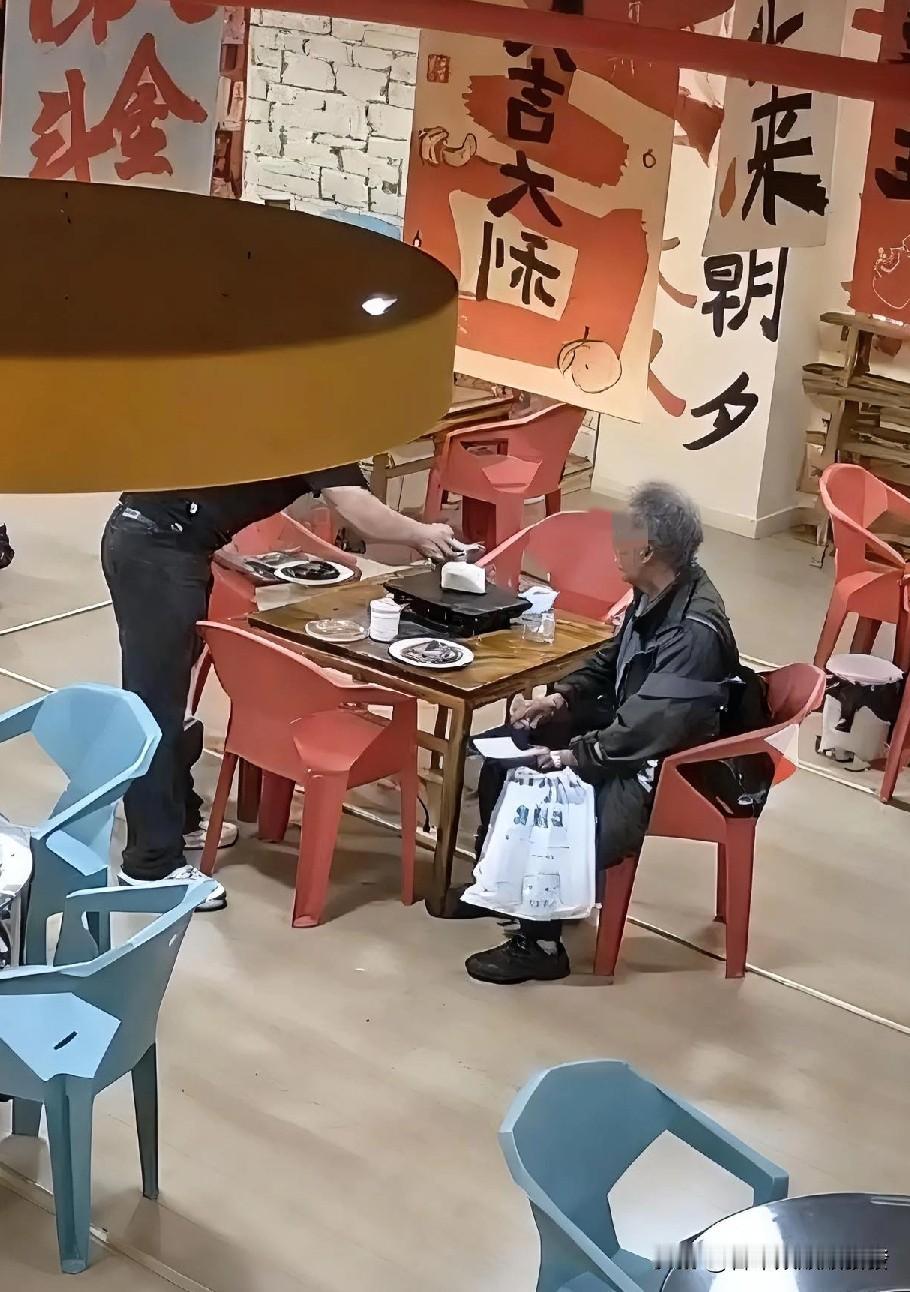 晚上9点左右，一店铺老板正抱着孩子坐在收银台，而老婆则站在旁边，端个小碗喂孩子，