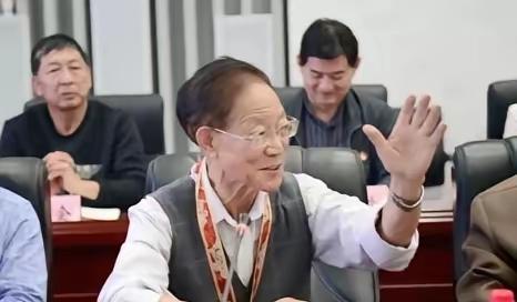 🌛“我老了，不需要那么多钱。”2020年，一生抠门的大学教授王泽霖，却大手