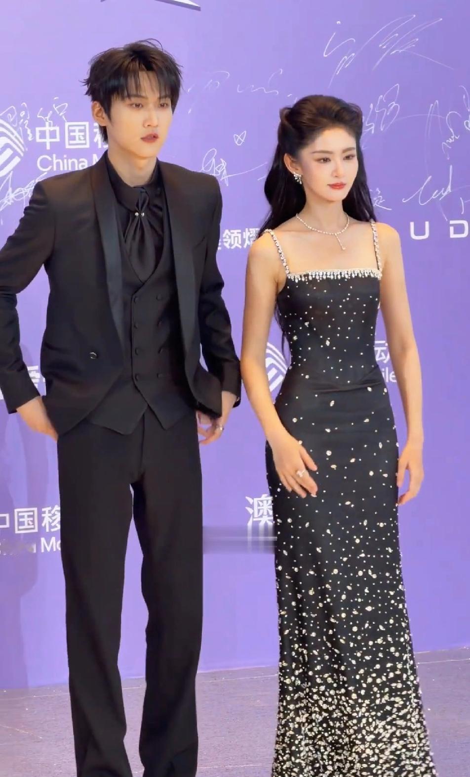 别再说穿校服是“装嫩”了。42岁的陈妍希把蓝白运动服穿出热搜，靠的是一套藏在细