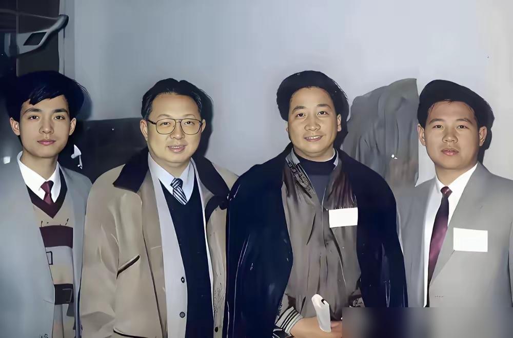 当初郭德纲的苦情史，传得神乎其神。可18岁的他，就在全国比赛拿了三等奖，还跟姜昆