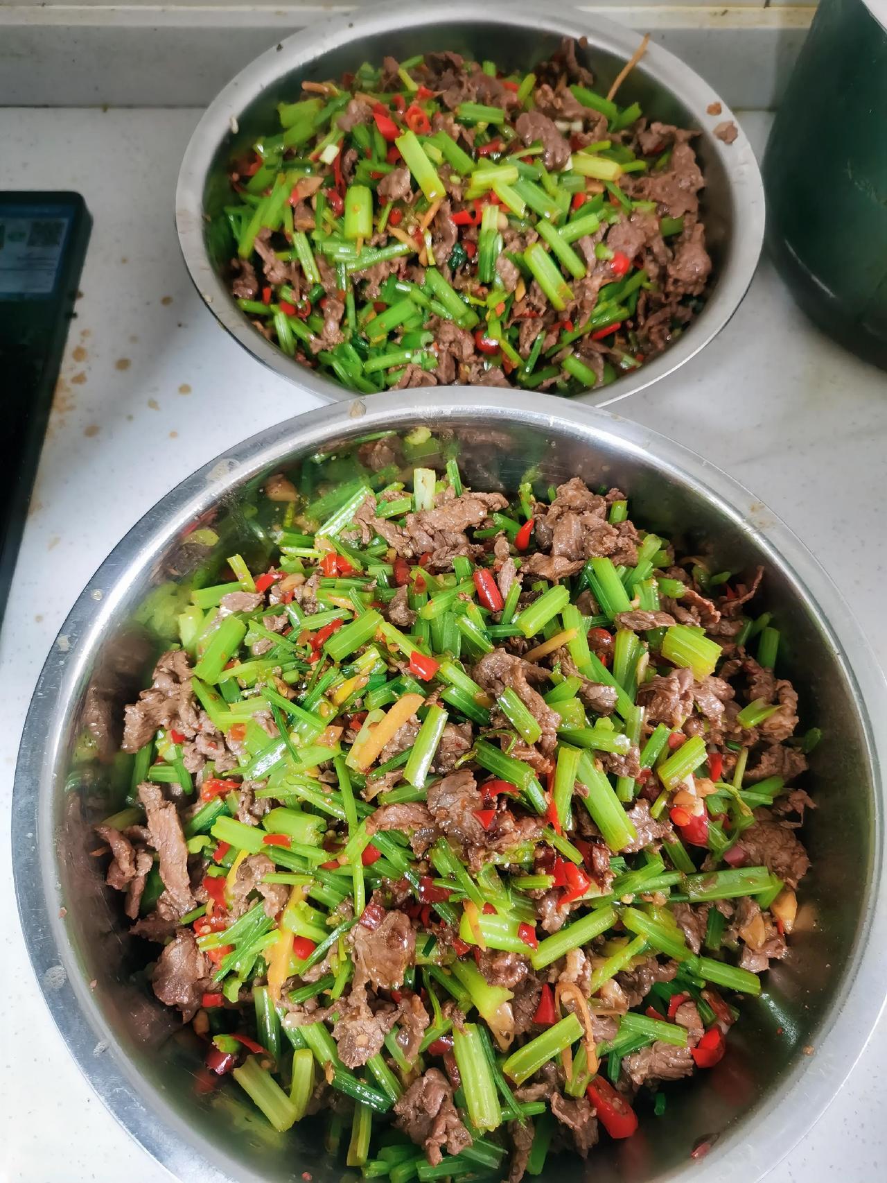 今日食堂家常菜谱：芹菜炒牛肉素炒豆角丝瓜汤。我以前很少熬夜，白天是我最