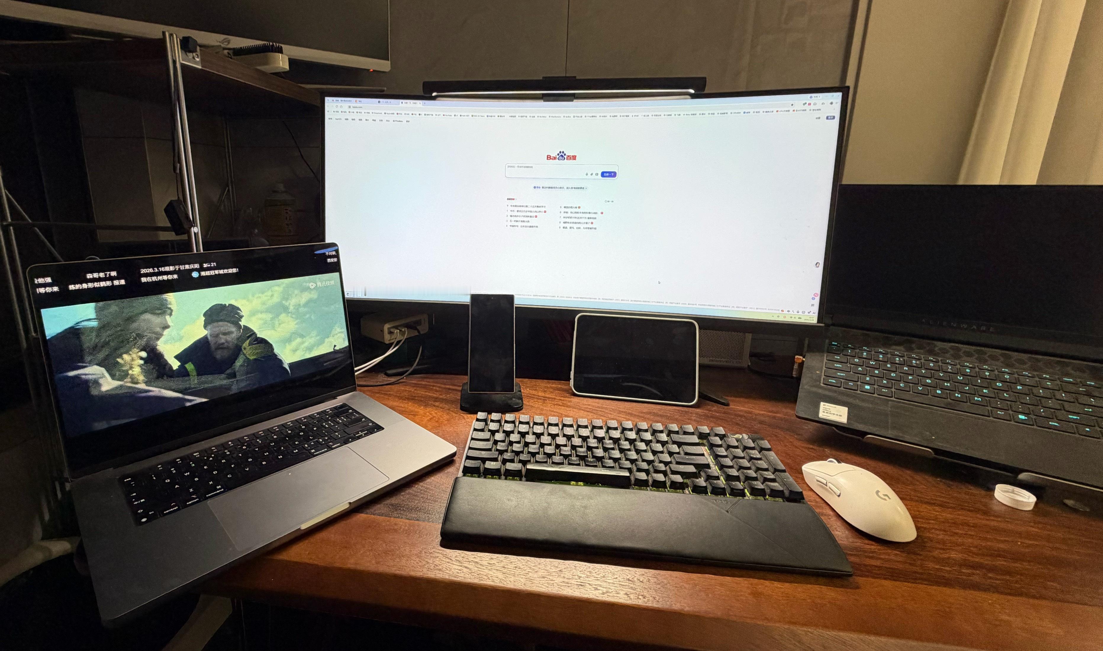 我工作和发微博都是用的PC，但是我晚上看电影的时候，还得是把MacBookPr