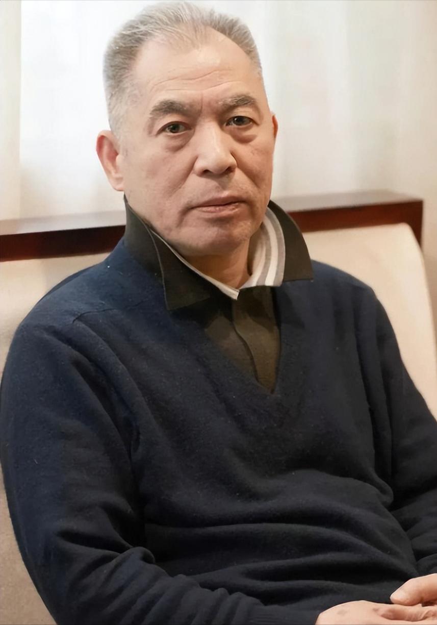 著名作家梁晓声的小姨20多岁时，未婚怀孕，执意不说孩子的父亲是谁，最后被开除，生