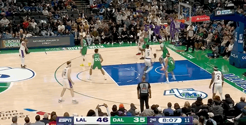 艾顿这个球，真给人看傻了！詹姆斯给球后的第一下，艾顿就可以起来扣篮了，结果他