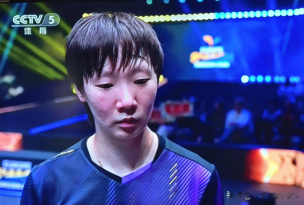 王曼玉和孙颖莎真是亲姐妹！与“黑马”彭郁含的比赛结束后，王曼玉接受采访。她首先